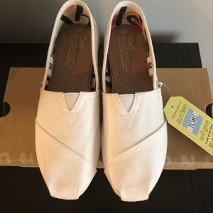 NWT Toms Optic White canvas slip on shoes